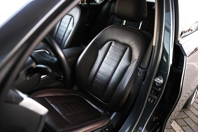 BMW 3-SERIE 320i Luxury Line Automaat / Achteruitrijcamera / LED / Stoelverwarming / Live Cockpit Plus / Parking Assistant / Leder