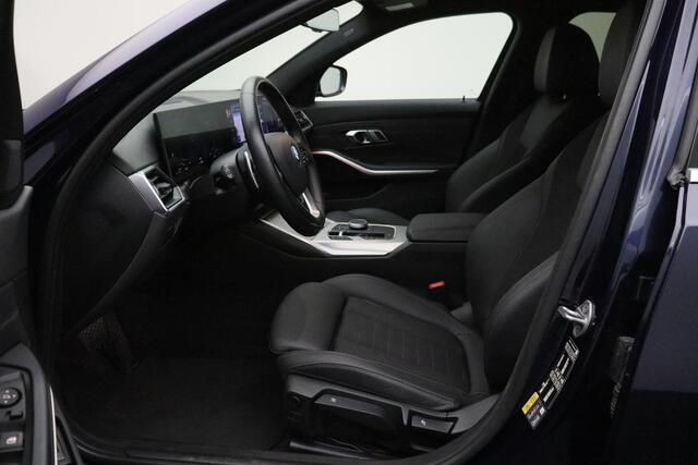BMW 3-SERIE Touring 320e 2023 | Connected Services | Carplay | DAB Radio | Stuurverwarming | Adaptive Cruise Control | Boekjes | Keyless 2 Sleutels | Elektrische Trekhaak & Achterklep | Navigatie | Stuurwiel Bediening