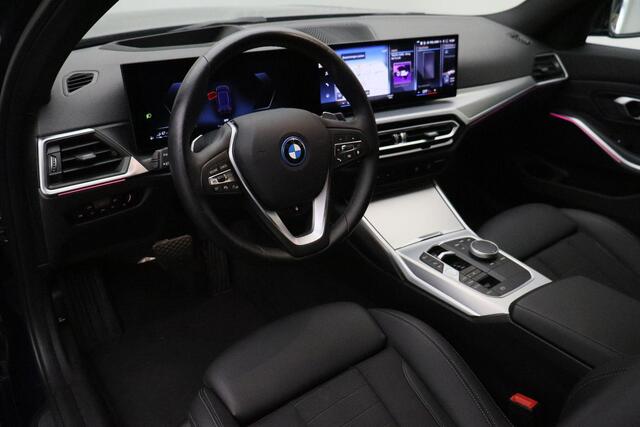 BMW 3-SERIE Touring 320e 2023 | Connected Services | Carplay | DAB Radio | Stuurverwarming | Adaptive Cruise Control | Boekjes | Keyless 2 Sleutels | Elektrische Trekhaak & Achterklep | Navigatie | Stuurwiel Bediening