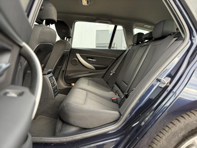 BMW 3-SERIE Touring 318i Executive 136pk | Automaat | Bluetooth | Cruise control | Electronic climate control | LED koplampen | Navigatiesysteem full map | Parkeersensor achter | Dealer onderhouden!