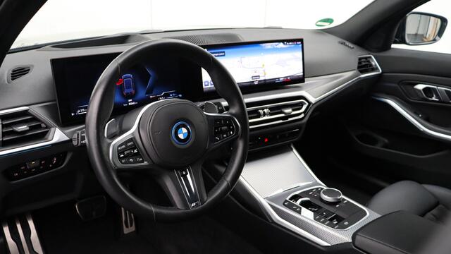 BMW 3-SERIE Touring 330e M-Sport | Facelift | Head-up | Stuurwielverwarming | Adaptieve Cruise Control | Shadow-Line