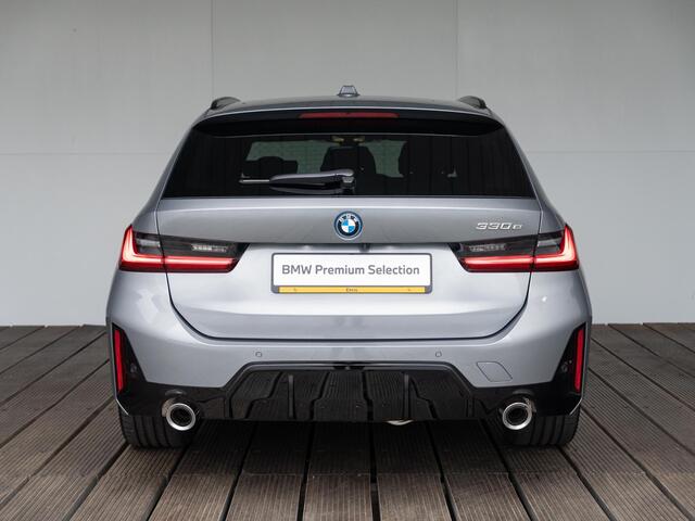 BMW 3-SERIE Touring 330e M Sportpakket | Comfort Pack | Panoramadak | Comfort Access | Achteruitrijcamera | 18'' | Trekhaak