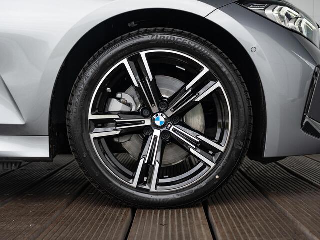 BMW 3-SERIE Touring 330e M Sportpakket | Comfort Pack | Panoramadak | Comfort Access | Achteruitrijcamera | 18'' | Trekhaak