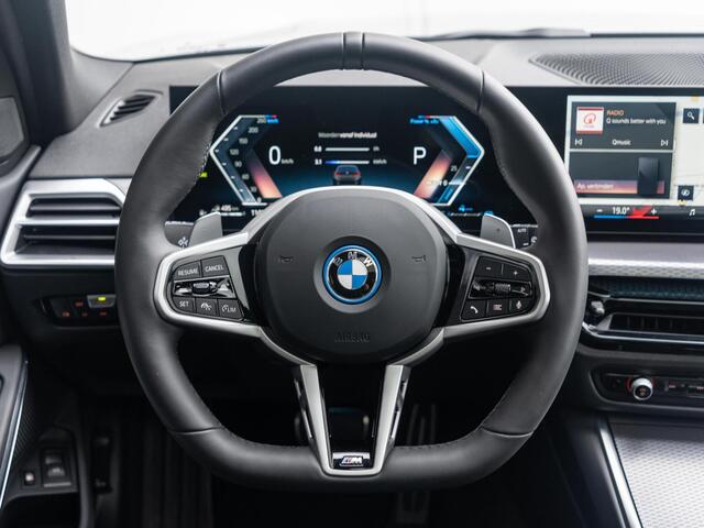 BMW 3-SERIE Touring 330e M Sportpakket | Comfort Pack | Panoramadak | Comfort Access | Achteruitrijcamera | 18'' | Trekhaak