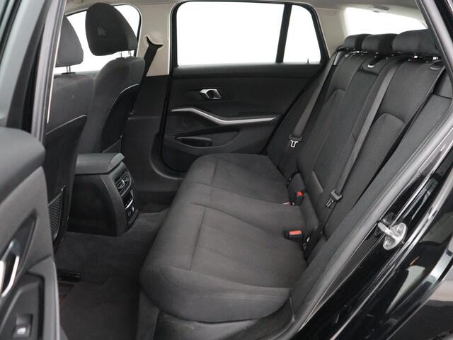 BMW 3-SERIE 320i Executive Edition | Panoramadak | Carplay | Navigatie | Live Cockpit | Full LED | Parkeerhulp | Cruise control | Climate control