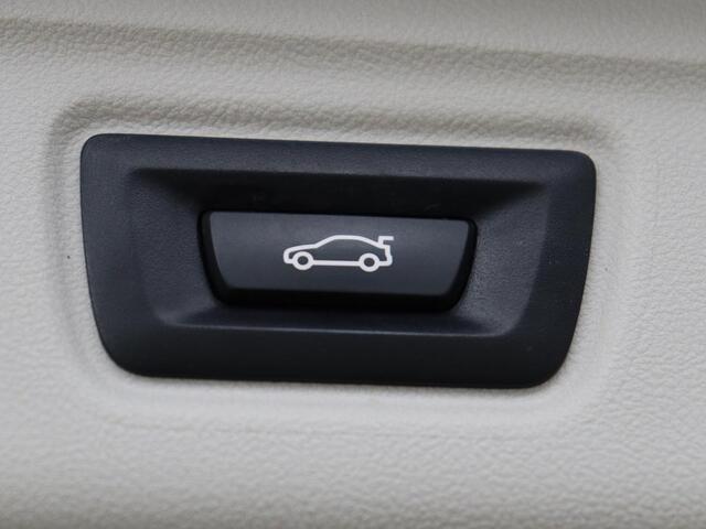 BMW 3-SERIE 320i Executive Edition | Panoramadak | Carplay | Navigatie | Live Cockpit | Full LED | Parkeerhulp | Cruise control | Climate control