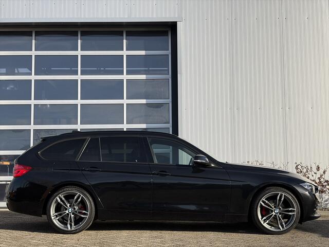 BMW 3-SERIE Touring 320i Centennial High Executive M-Pakket 184pk | Panorama-dak | Bluetooth | Cruise control | Elektrisch bedienbare achterklep | Lederen bekleding | Navigatiesysteem full map | Voorstoelen verwarmd | Prachtig Exemplaar!