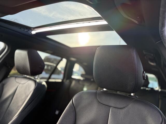 BMW 3-SERIE Touring 320i Centennial High Executive M-Pakket 184pk | Panorama-dak | Bluetooth | Cruise control | Elektrisch bedienbare achterklep | Lederen bekleding | Navigatiesysteem full map | Voorstoelen verwarmd | Prachtig Exemplaar!