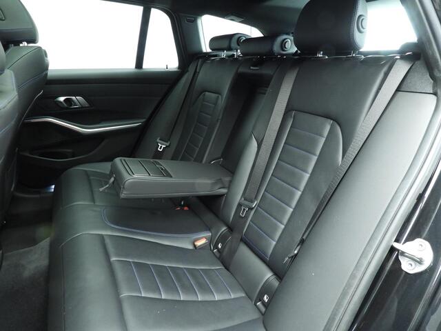 BMW 3-SERIE Touring 330i xDrive M-Sportpakket | LED | Leder | Navigatie | Active cruise | Schuifdak | Trekhaak | DAB | Hifi speakers | Alu 18 inch