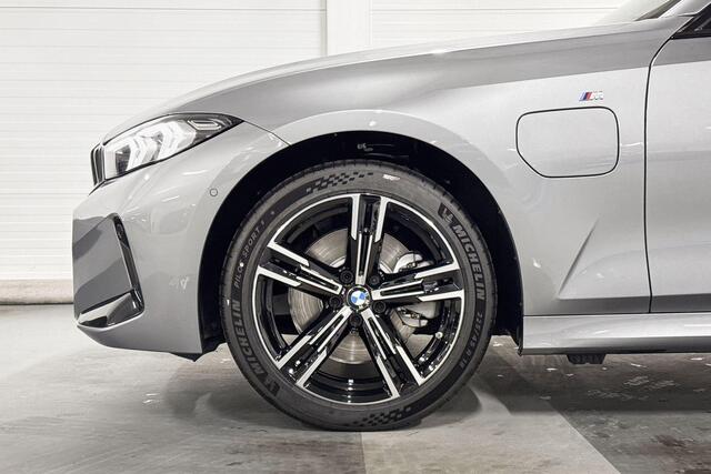 BMW 3-SERIE Sedan 330e | M-Sport | Comfort Pack | Driving Assistant | Active Cruise Control | Hifi System | Schuif-/kanteldak | Comfort Access