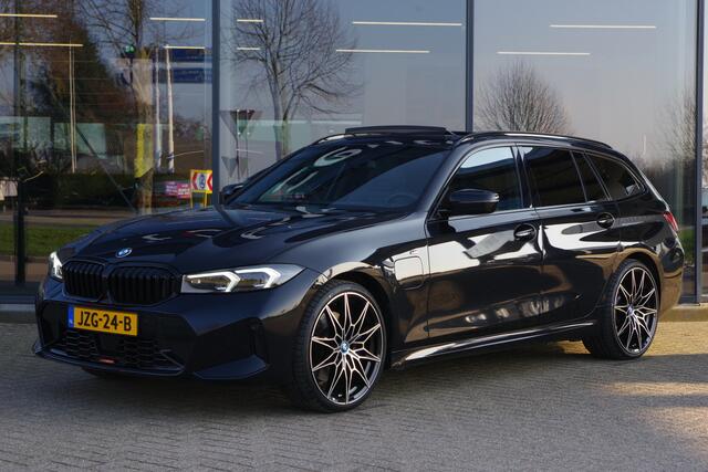 BMW 3-SERIE Touring 330e 293 PK xDrive M-Sport Pro PHEV, Panoramadak, Kuipstoelen, Head-Up, Memory, Adap. Cruise Control