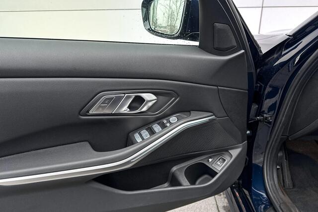 BMW 3-SERIE Sedan 330e