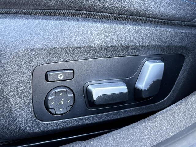 BMW 3-SERIE Touring 330e xDrive M Sport Plug-in PHEV Automaat / FACE LIFT / Shadow Line / Panorama dak / Wide Screen / 1500kg Trekgewicht / M-pakket / Parkeerassistent-pakket / 18" breedset LM wielen / Elektrische achterklep / Elektrische Stoelen / HUD / Apple Carp