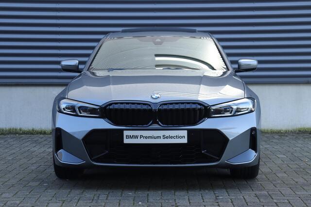 BMW 3-SERIE Sedan 320i | M Sportpakket Pro | Panodak | Harman Kardon | Driving Assistant | Comfort Acces | 19'' LMV | Ekris Selection