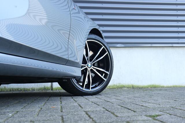BMW 3-SERIE Sedan 320i | M Sportpakket Pro | Panodak | Harman Kardon | Driving Assistant | Comfort Acces | 19'' LMV | Ekris Selection