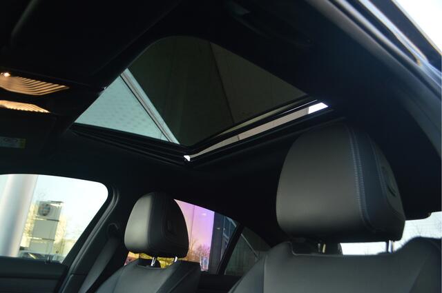 BMW 3-SERIE 320e M Sport Automaat / Trekhaak / Schuif-kanteldak / Sportstoelen / M Adaptief onderstel / Achteruitrijcamera / Adaptieve LED
