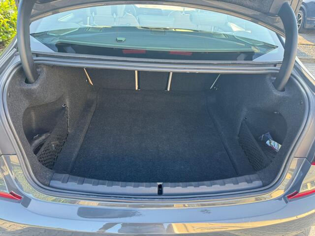 BMW 3-SERIE 330i High Executive panorama, leer, hud, navi, cruise