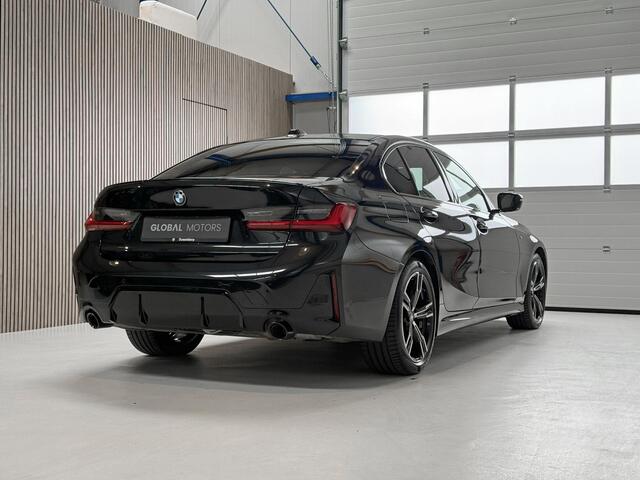 BMW 3-SERIE 318i M PAKKET - NL AUTO - SCHUIFDAK - LIVE COCKPIT - STOELVERWARMING - TREKHAAK - AUTOMAAT - LED - LEER - HEAD UP -