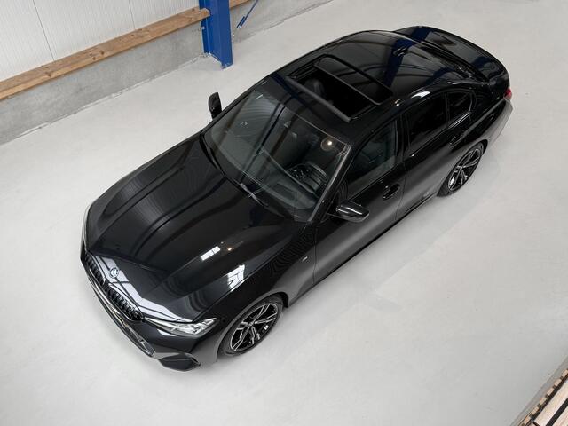 BMW 3-SERIE 318i M PAKKET - NL AUTO - SCHUIFDAK - LIVE COCKPIT - STOELVERWARMING - TREKHAAK - AUTOMAAT - LED - LEER - HEAD UP -