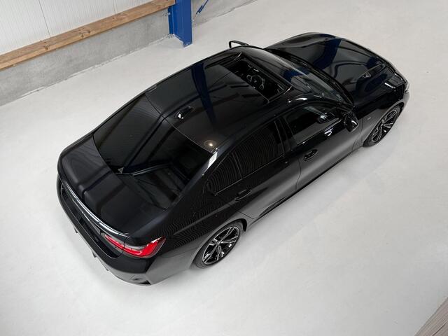 BMW 3-SERIE 318i M PAKKET - NL AUTO - SCHUIFDAK - LIVE COCKPIT - STOELVERWARMING - TREKHAAK - AUTOMAAT - LED - LEER - HEAD UP -