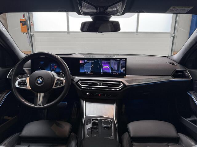 BMW 3-SERIE 318i M PAKKET - NL AUTO - SCHUIFDAK - LIVE COCKPIT - STOELVERWARMING - TREKHAAK - AUTOMAAT - LED - LEER - HEAD UP -