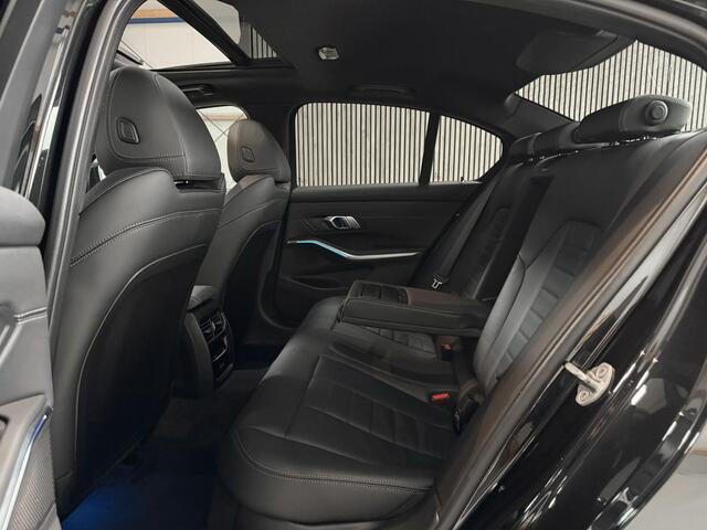 BMW 3-SERIE 318i M PAKKET - NL AUTO - SCHUIFDAK - LIVE COCKPIT - STOELVERWARMING - TREKHAAK - AUTOMAAT - LED - LEER - HEAD UP -