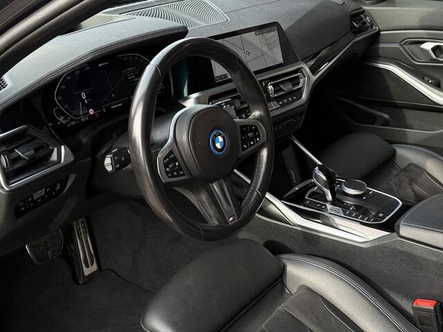 BMW 3-SERIE Touring 330e xDrive M SPORT | PANORAMA | SPORTREMMEN | HEAD UP | 19 INCH | ADAPT. ONDERSTEL |