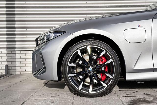 BMW 3-SERIE Sedan 330e M Sportpakket Pro / Comfort Pack / Elektrisch glazen schuif-/kanteldak / HiFi System