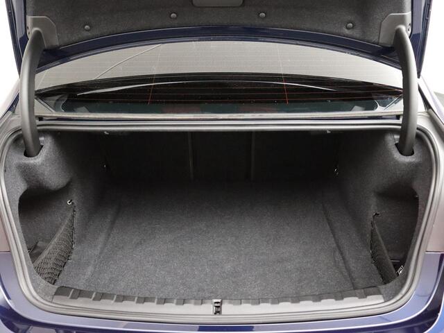 BMW 3-SERIE 320i High Executive Edition | Cruise Control | LED | Navigatie!