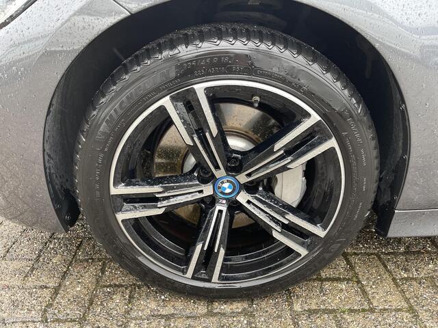BMW 3-SERIE Touring 330e xDrive Business Edition Plus 18"/Trekhaak/Laser LED/Head-up/Stoelverwarming/Elektrische klep/Keyless/Apple Carplay & Android Auto