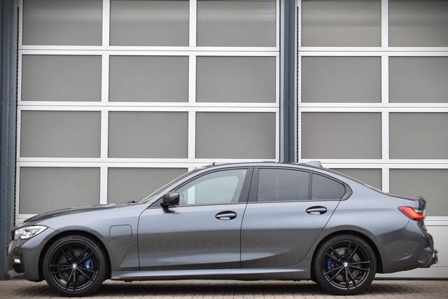 BMW 3-SERIE 330e High Executive M-Sport | Dakje | HUD | Trekhaak | Bomvol