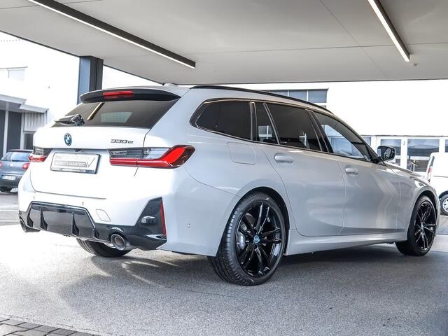 BMW 3-SERIE Touring 330e M-SPORT (LCi) ** LED, NAVI+, LEDER, PANORAMA, TREKH, HuD, ACC, 19-inch LMV ** 1e EIG - Ex BMW-AG ** * INFORMEER OOK NAAR ONZE AANTREKKELIJKE FINANCIAL-LEASE TARIEVEN **