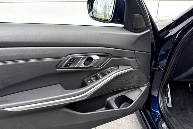 BMW 3-SERIE Sedan 318i Business Edition Plus | M-Sport Pro | Schuifkanteldak |