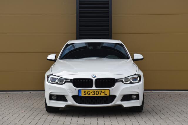 BMW 3-SERIE 320i Edition M Sport Shadow Executive * Achteruitrijcamera * DAB * Privacy Glas * Navigatie Proffesional *