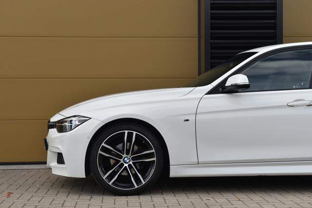 BMW 3-SERIE 320i Edition M Sport Shadow Executive * Achteruitrijcamera * DAB * Privacy Glas * Navigatie Proffesional *