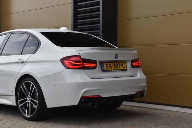 BMW 3-SERIE 320i Edition M Sport Shadow Executive * Achteruitrijcamera * DAB * Privacy Glas * Navigatie Proffesional *