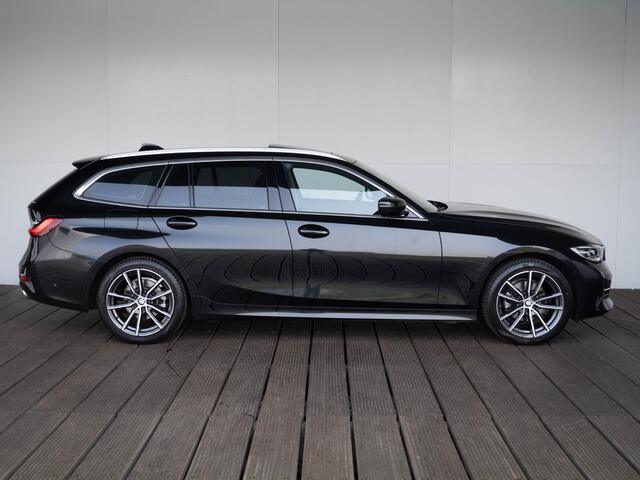 BMW 3-SERIE Touring 320i | Luxury Line | Achteruitrijcamera | Panoramadak | Stoelverwarming | LED