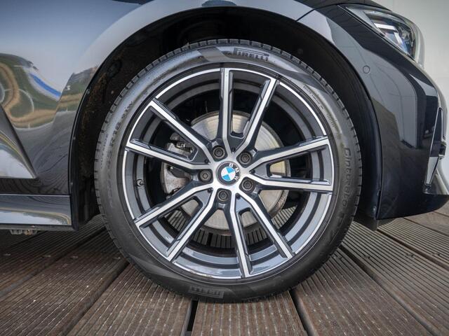 BMW 3-SERIE Touring 320i | Luxury Line | Achteruitrijcamera | Panoramadak | Stoelverwarming | LED