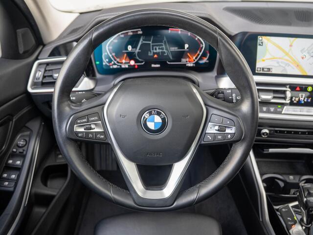 BMW 3-SERIE Touring 320i | Luxury Line | Achteruitrijcamera | Panoramadak | Stoelverwarming | LED