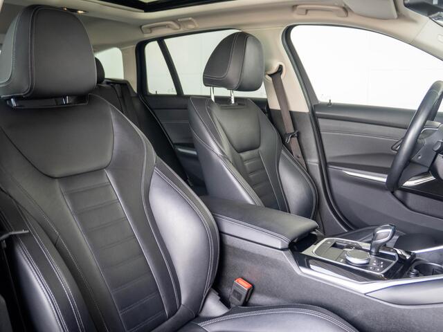 BMW 3-SERIE Touring 320i | Luxury Line | Achteruitrijcamera | Panoramadak | Stoelverwarming | LED