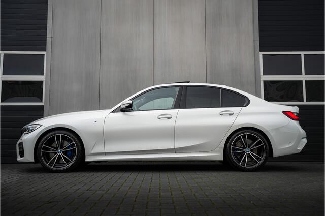 BMW 3-SERIE 330i 259 pk High Executive Edition M-Sportpakket / NL-Auto/ Schuif-Dak/ Leder/ Sport-Stoelen/ Stoel.Verw/ Head-Up/ Led-Koplamp/ 19'' LMV