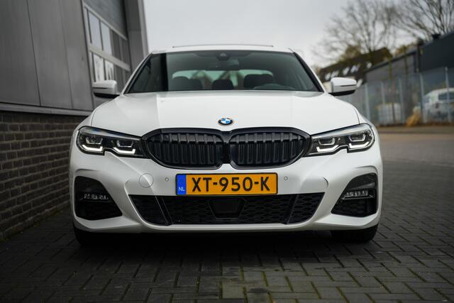 BMW 3-SERIE 330i 259 pk High Executive Edition M-Sportpakket / NL-Auto/ Schuif-Dak/ Leder/ Sport-Stoelen/ Stoel.Verw/ Head-Up/ Led-Koplamp/ 19'' LMV