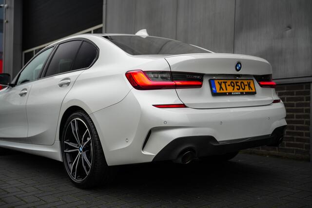 BMW 3-SERIE 330i 259 pk High Executive Edition M-Sportpakket / NL-Auto/ Schuif-Dak/ Leder/ Sport-Stoelen/ Stoel.Verw/ Head-Up/ Led-Koplamp/ 19'' LMV