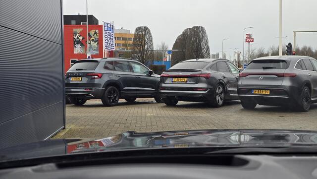 BMW 3-SERIE Touring 330e High Executive | Automaat | Harman & Kardon | HUD | 1/2 Leder | PDC | Camera | Keyless