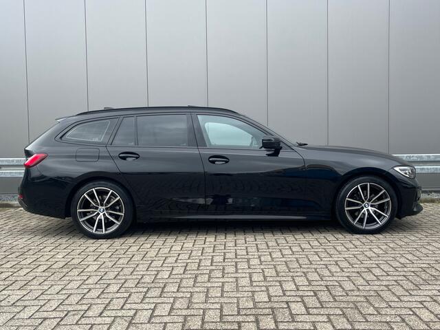 BMW 3-SERIE Touring 320d High Executive Pano / Head-up / Elec. Trekhaak / Stuur-Stoel Verw. / Harman/Kardon