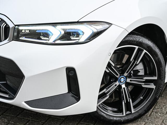 BMW 3-SERIE Touring 330e xDrive M-Sport | Comfort access | Trekhaak | Adaptive led | Driving assistant prof. | Dab+ | Hifi sound | Head-up | Camera