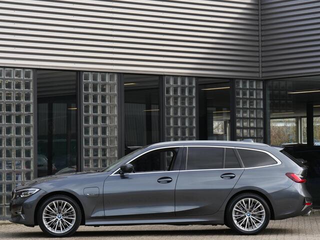 BMW 3-SERIE TOURING 320e LEER/ CAMERA/ ELEKT. KLEP/ SFEERVERLICHTING/ 18" BREEDSET MET 4 NIEUWE ALL-SEASON BANDEN