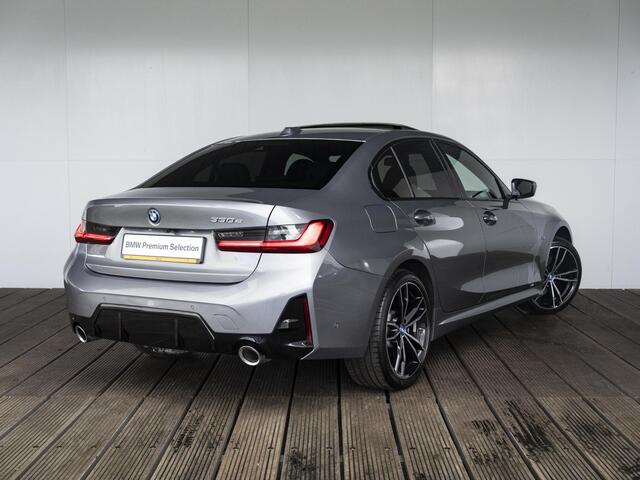 BMW 3-SERIE Sedan 330e | M Sportpakket | Achteruitrijcamera | Schuif-/kanteldak | Sportstoelen | Parking Assistant
