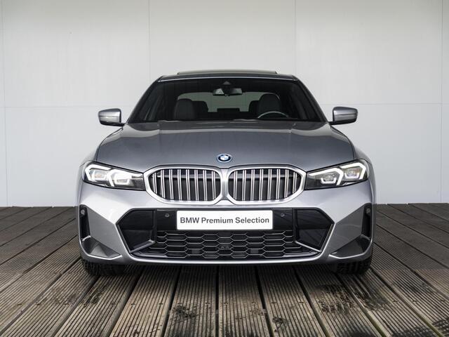 BMW 3-SERIE Sedan 330e | M Sportpakket | Achteruitrijcamera | Schuif-/kanteldak | Sportstoelen | Parking Assistant