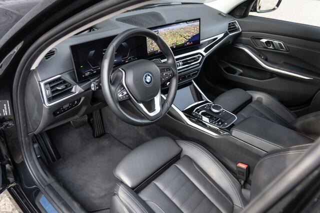 BMW 3-SERIE Touring 330e | Head-Up | Trekhaak | Sportleder | Camera | Comfort Access | Memory